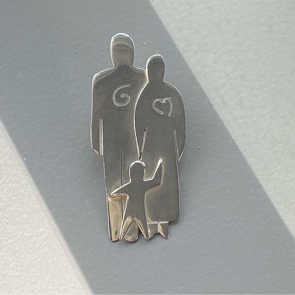 Two Parents and Child Family Pin - Picture 2 of 8